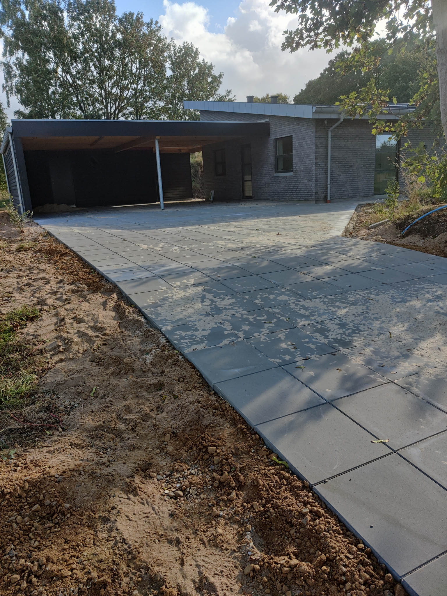 færdig ny indkørsel med skarp kant