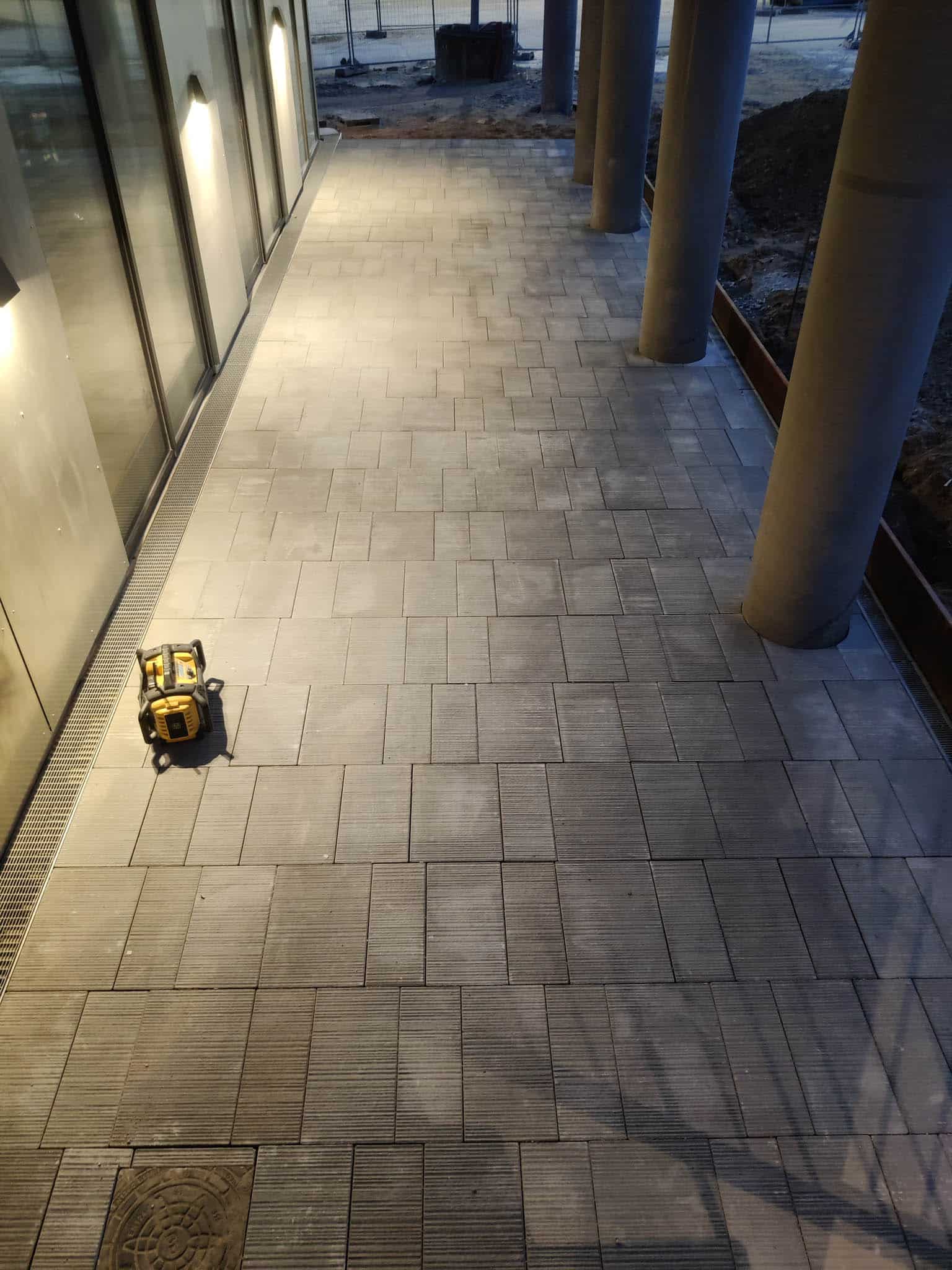 Belægning ved stolper