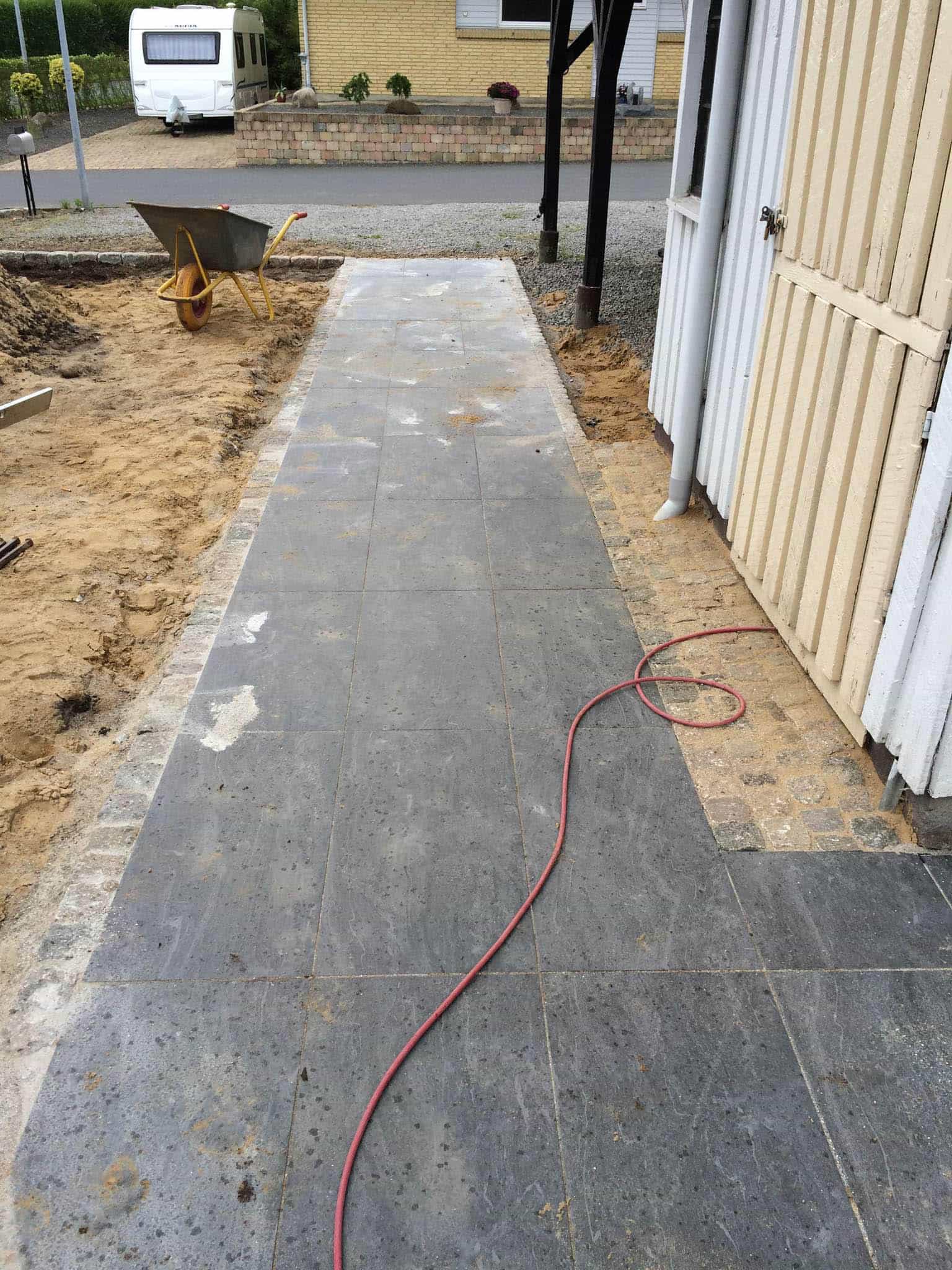 Anlægsgartner og brolægger har lagt sti af fliser i Viborg